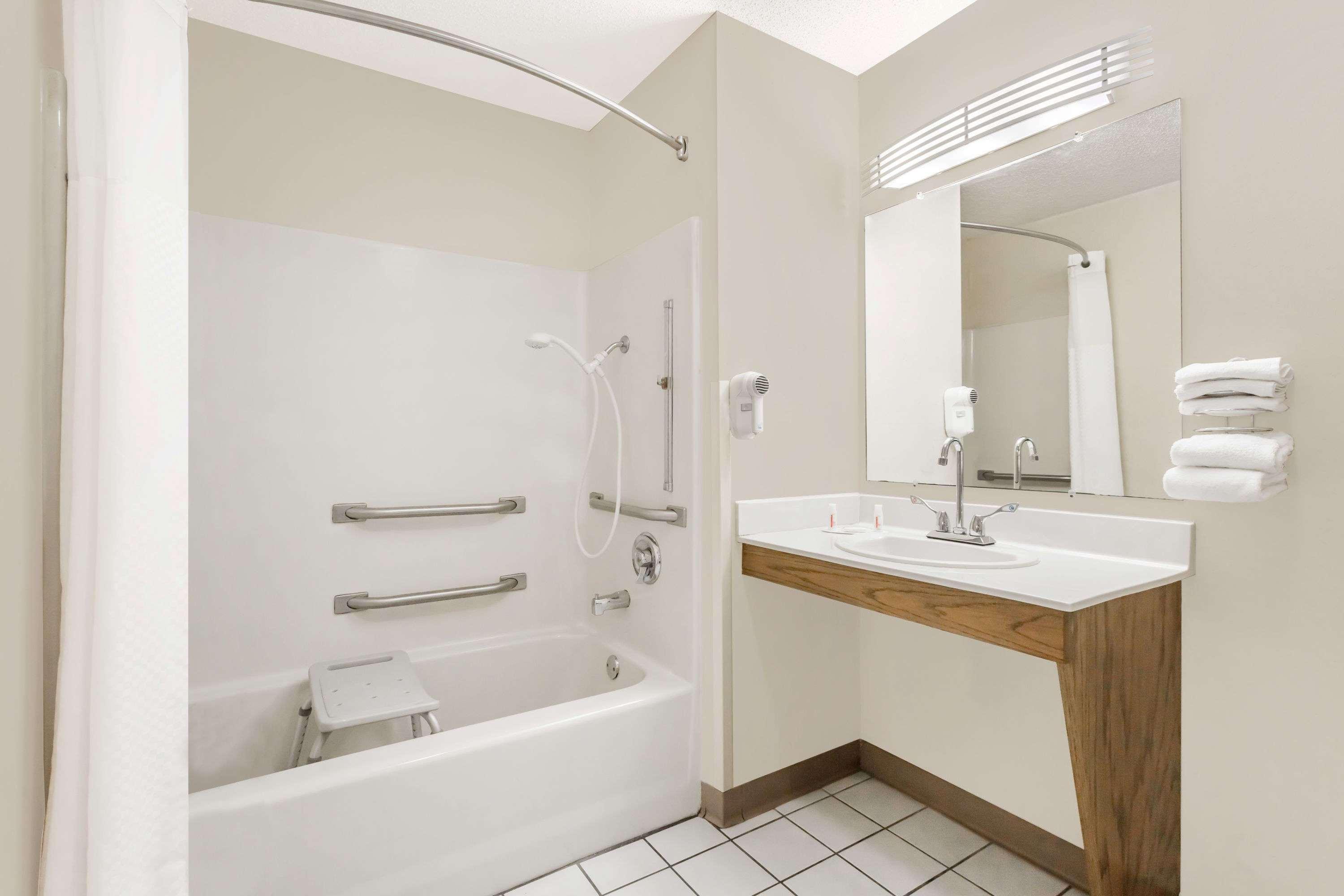 Baymont By Wyndham Anderson Clemson Hotel Екстериор снимка