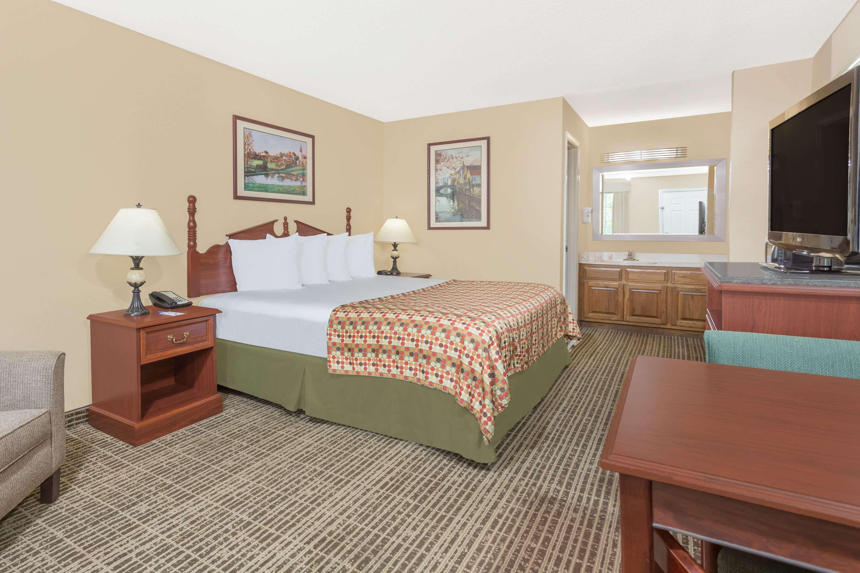 Baymont By Wyndham Anderson Clemson Hotel Екстериор снимка
