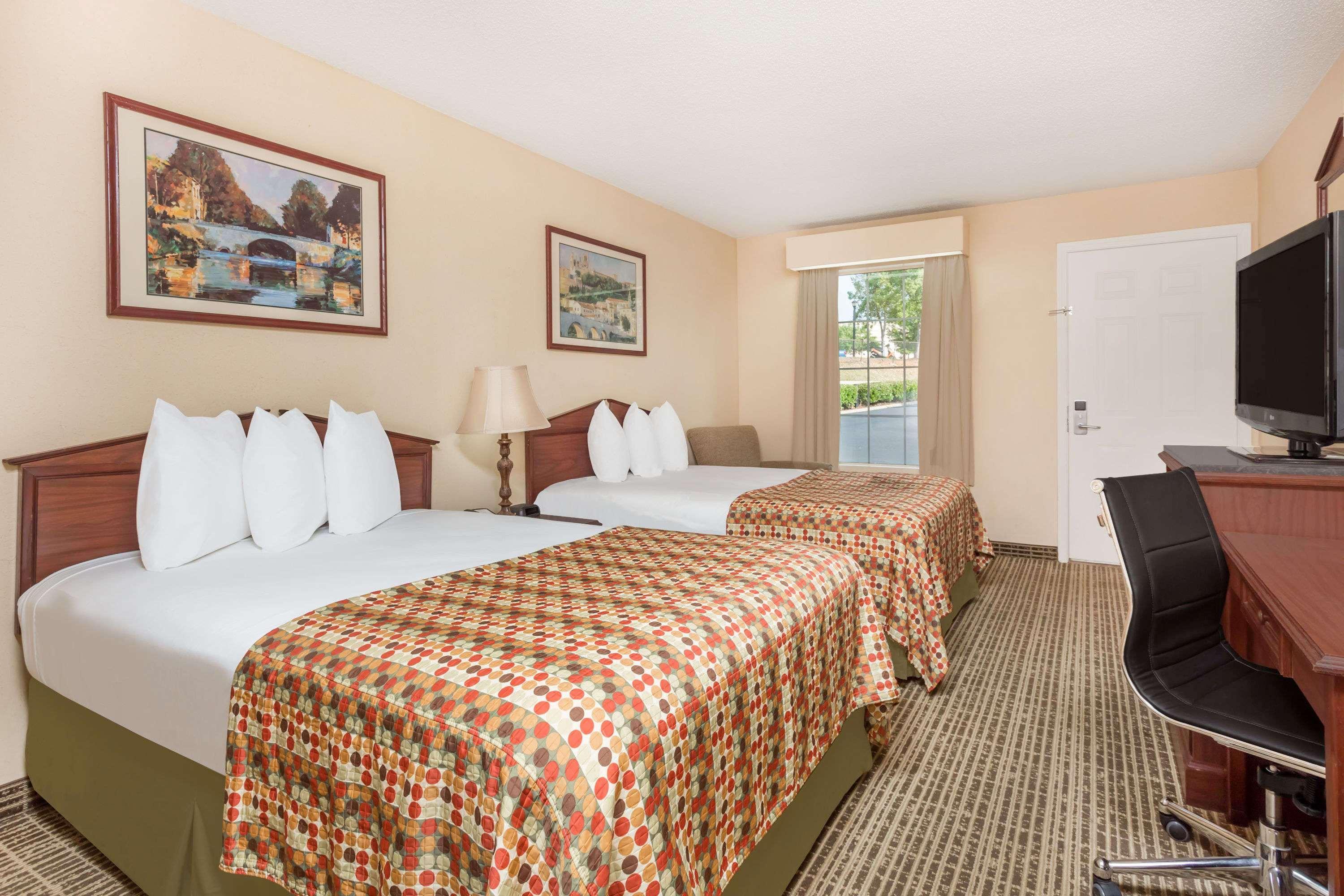 Baymont By Wyndham Anderson Clemson Hotel Екстериор снимка