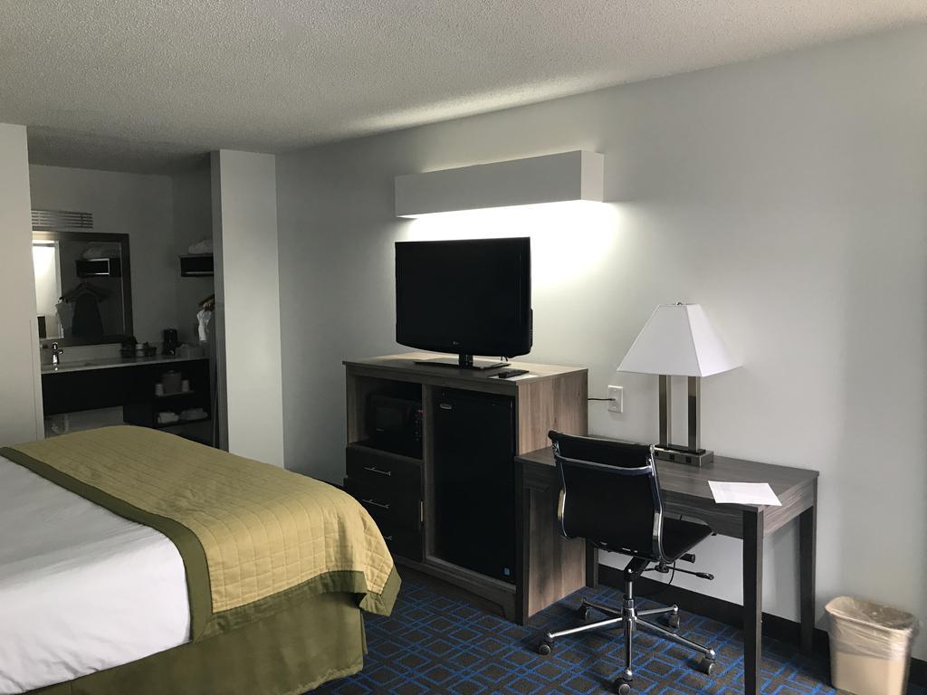 Baymont By Wyndham Anderson Clemson Hotel Екстериор снимка